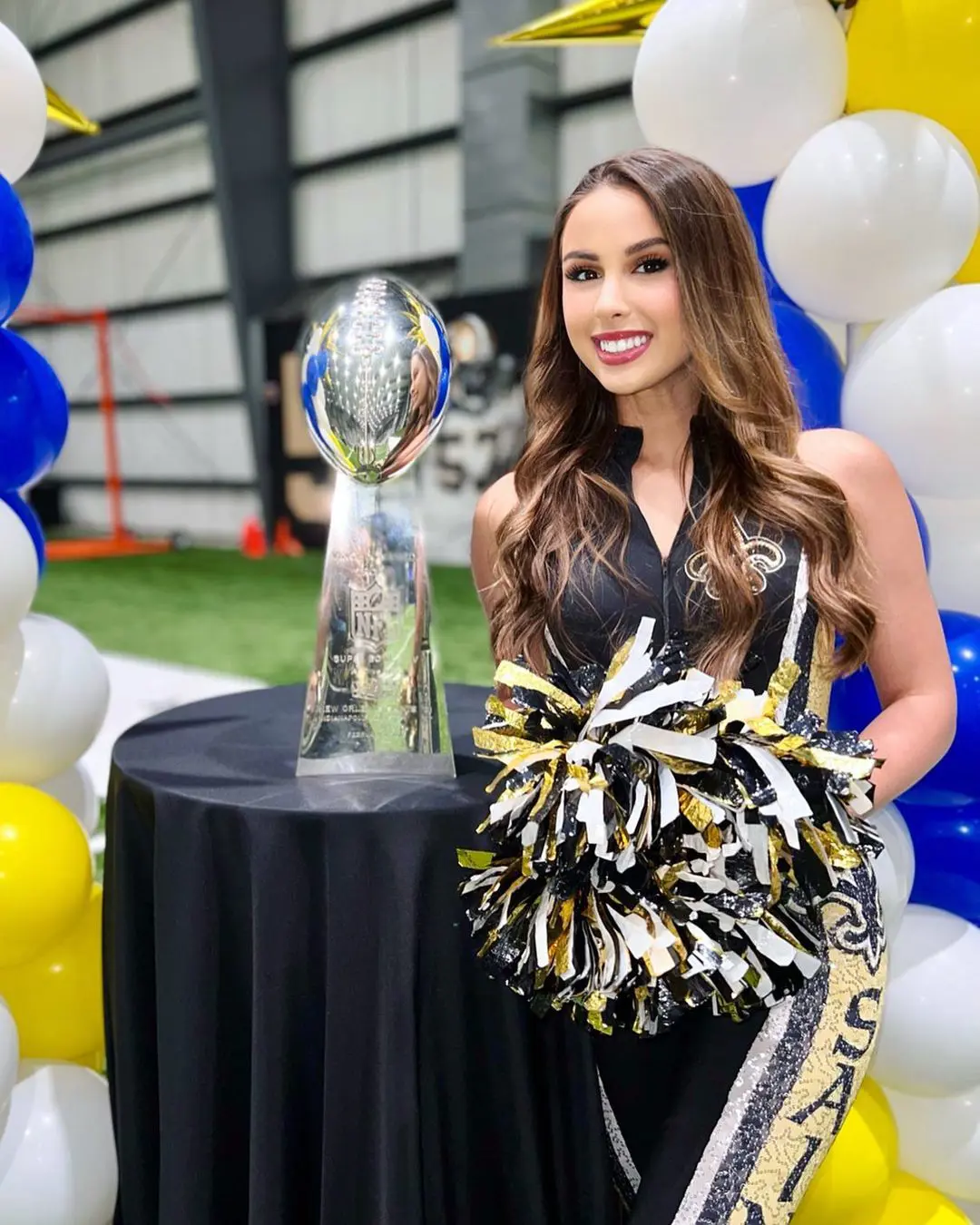 The mesmerizing cheerleader cheers for New Orleans Saints 