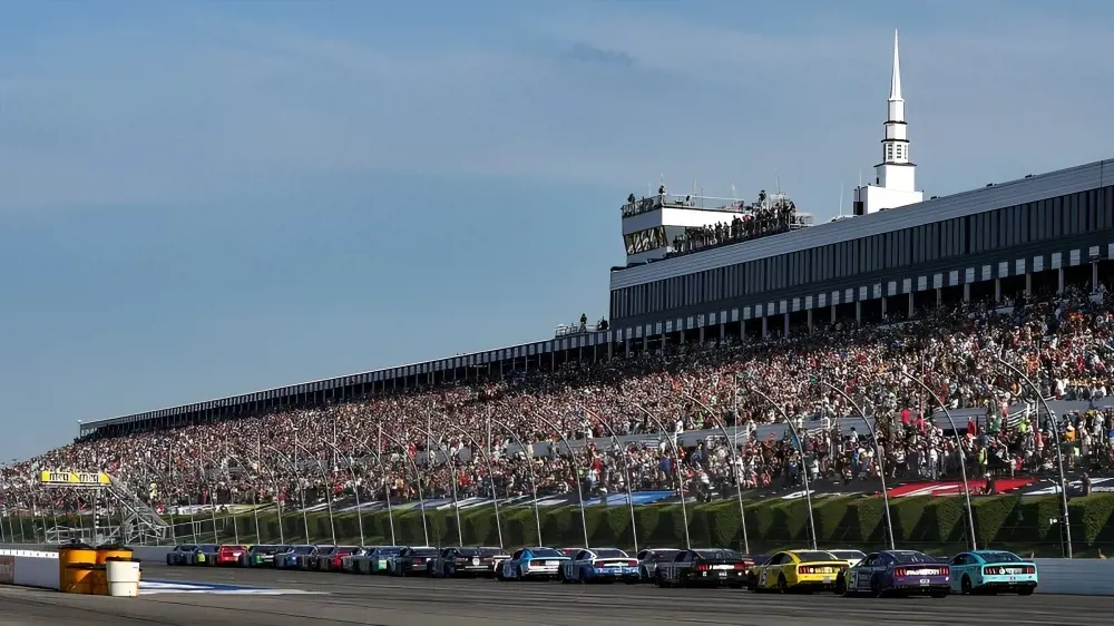 The 2.5 miles racetrack can be viewed comfortably from almost all the seating areas