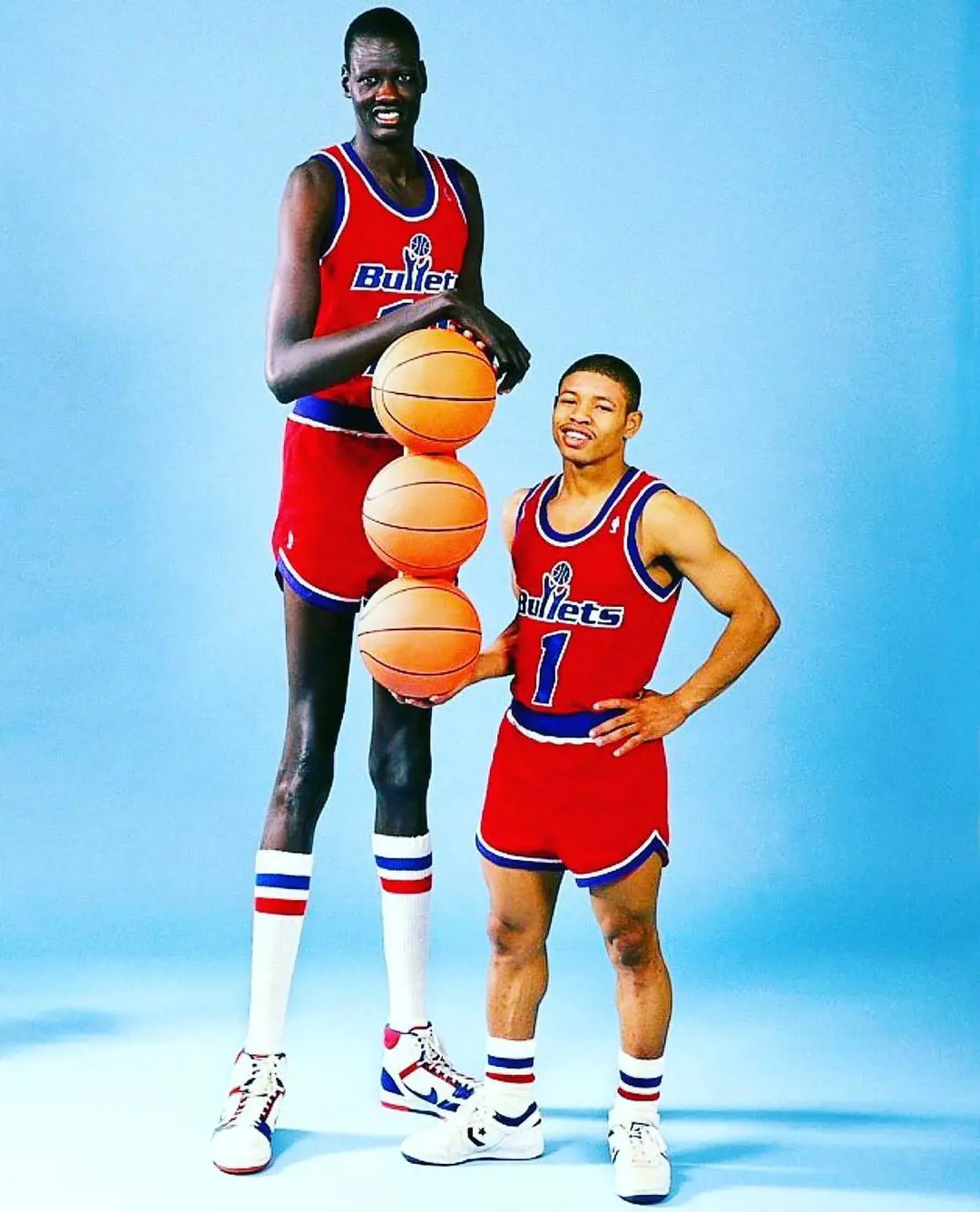 Manute with his teammate Muggsy Bogues.