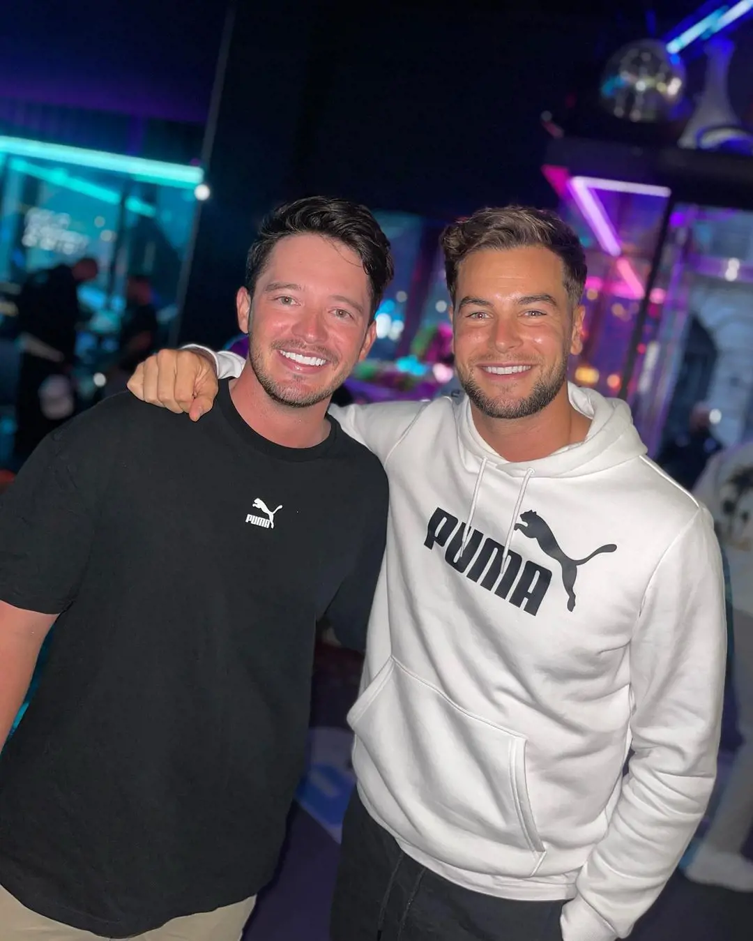 Ewen Ferguson with British television presenter Chris Hughes (right) flaunting Puma's apparel at Junkyard Crazy Golf London in November 2022