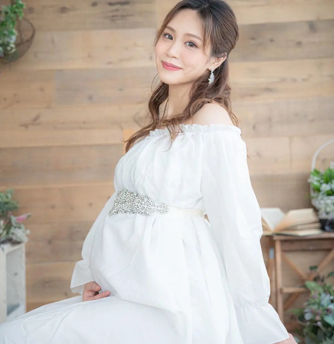 Yurika embraces her pregnancy and flaunts her enlarged belly in 2020