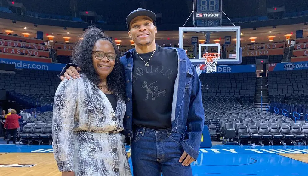 Shannon and Russell before the game in a basketball court. 