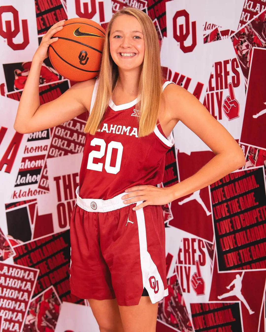 Aubrey donning Oklahoma Sooner's number 20 jersey in November 2022