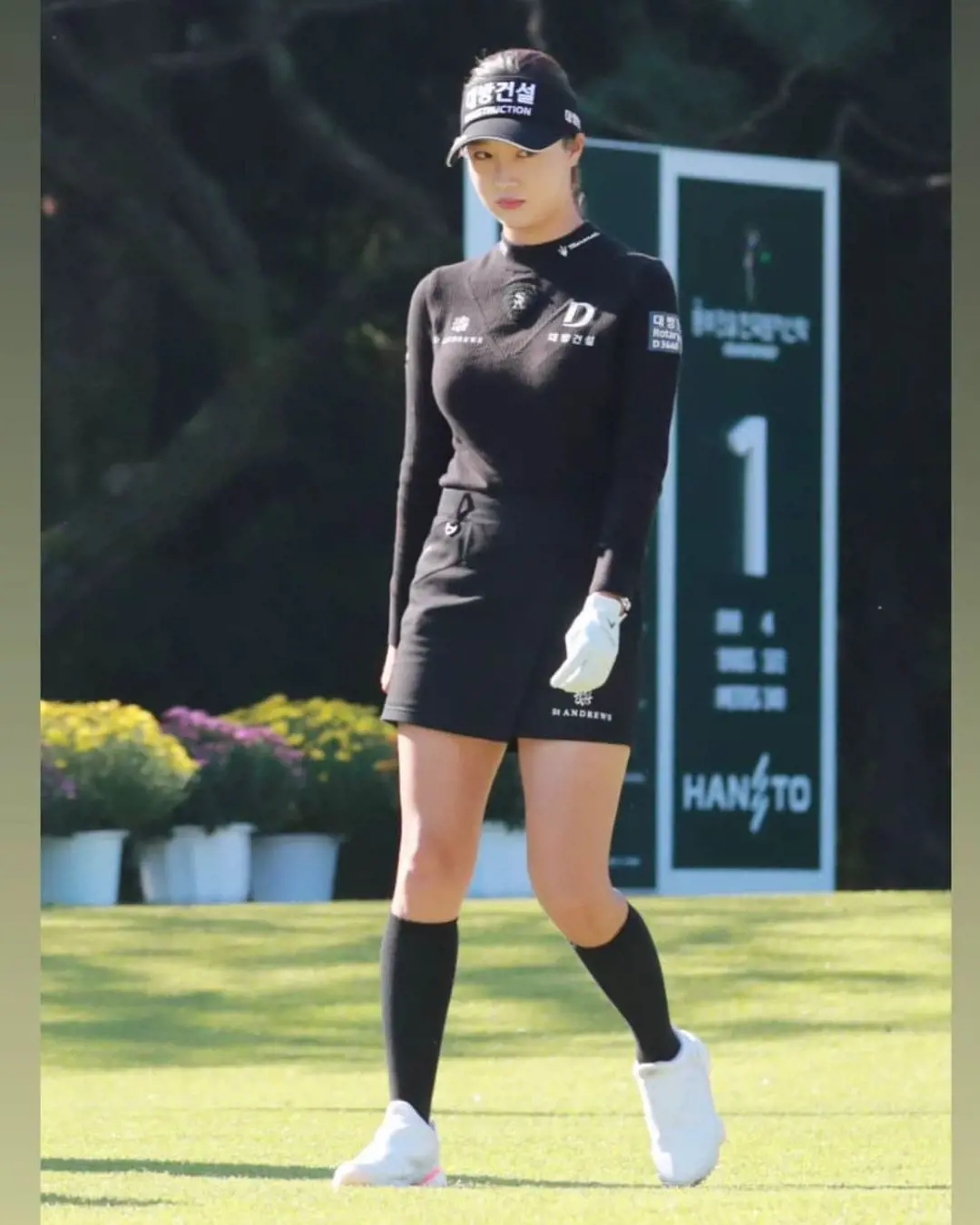 Hyun Oh looks dazzling on her golf attire in October 2022