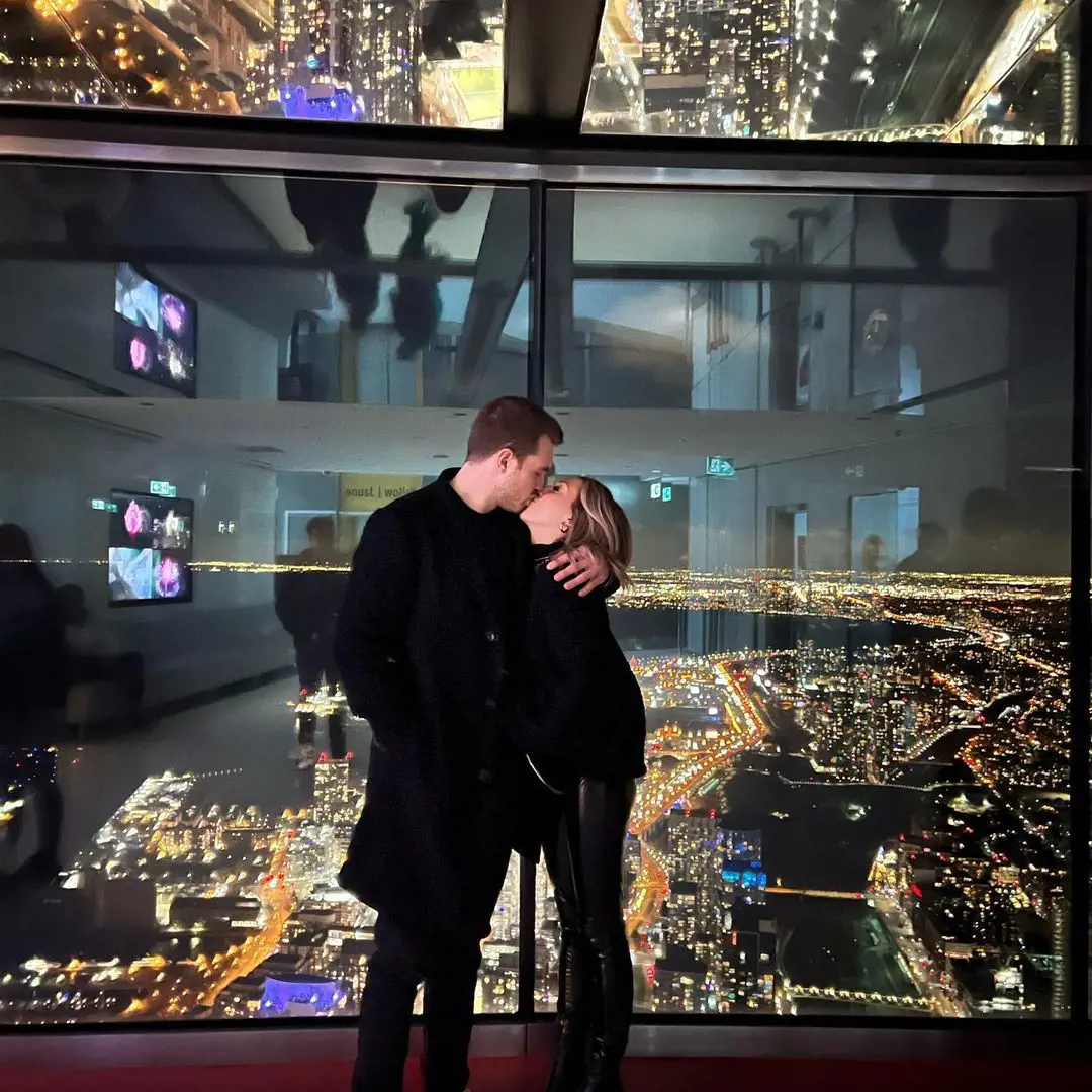 Dylan embracing Aimee in CN Tower, Toronto, on January 12, 2023