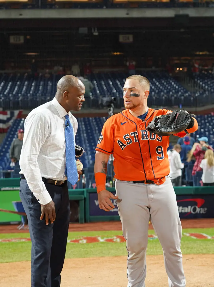 Harold Reynolds (L) having a little talk with Christian Vázquez after an MLB game in November 2022