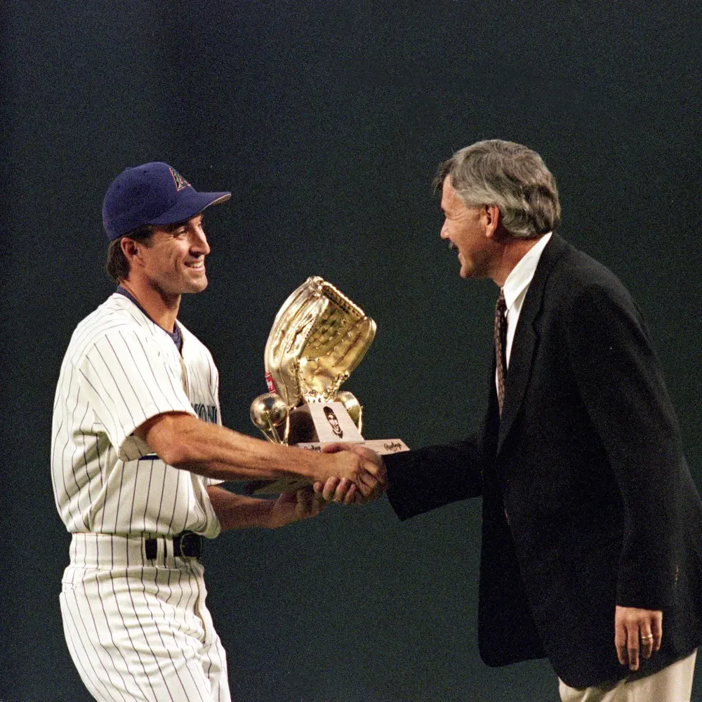 Steve Finley receiving the Gold Glove Award in 1999 after he signed with the Diamondbacks