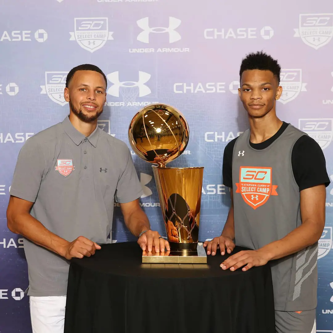 Isaiah clicks a photo with NBA star Stephen Curry at Select Camp in 2018.