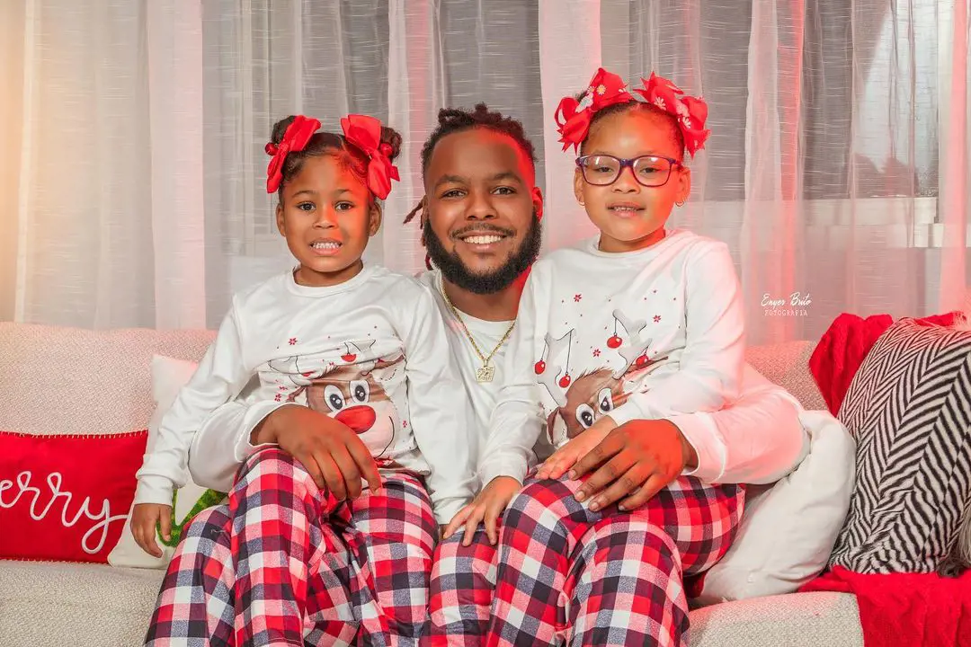 Guerrero Jr celebrating 2022 Christmas and New Year with his daughters.