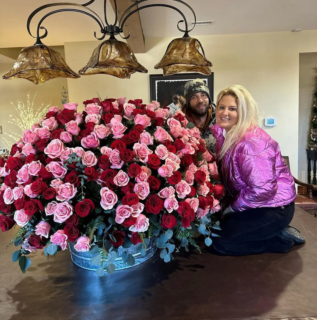 Madison celebrating Christmas with Ali in December 2022. They bought a huge bouquet of red and pink roses for the day 