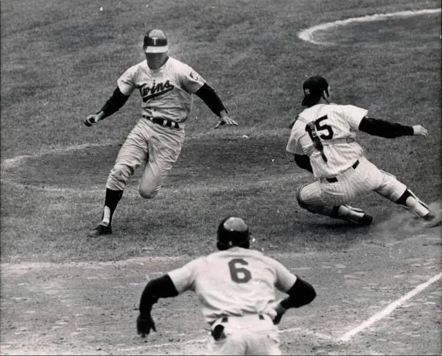 Cesar Tovar wearing the twins Jersey and running to the base.