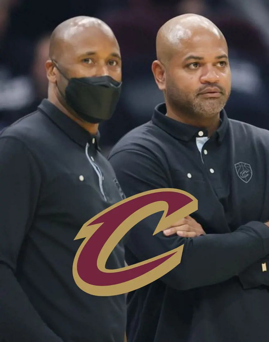 From left: Greg Buckner and JB Bickerstaff discuss during an NBA game in 2022