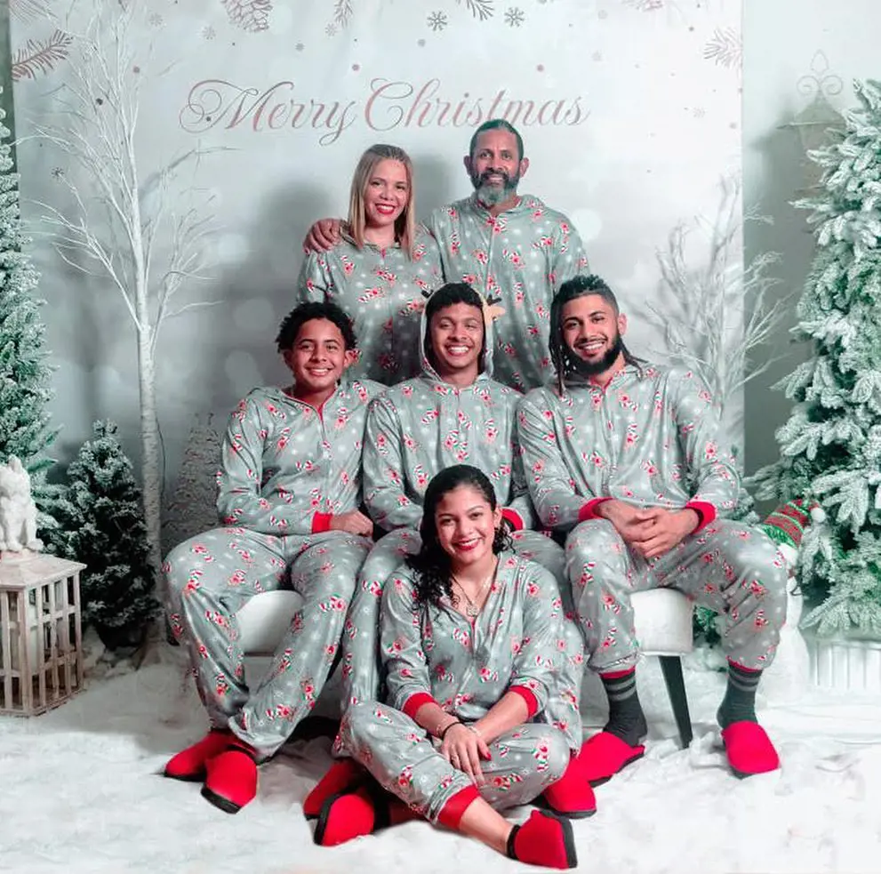 The Tatis dynasty sat down for an aesthetic group photo on the occasion of 2021 Christmas.