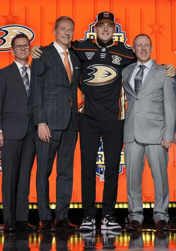 Leo Carlsson is the second overall pick of the Ducks in the first round.