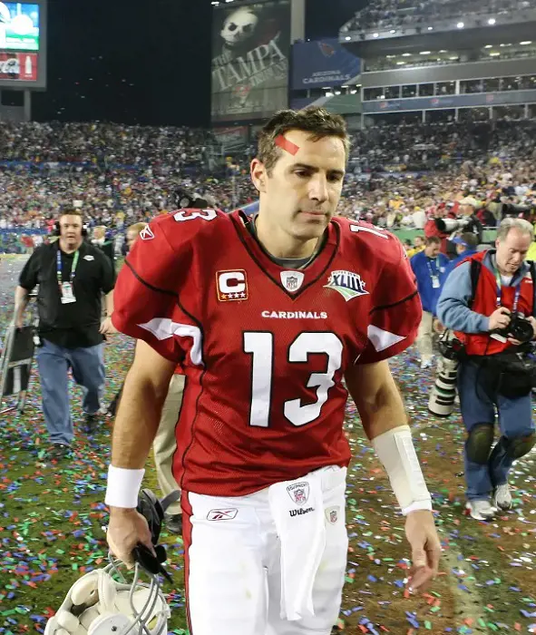 Cardinals' QB Kurt Warner walks off the field after losing the 2009 Super Bowl against Steelers.