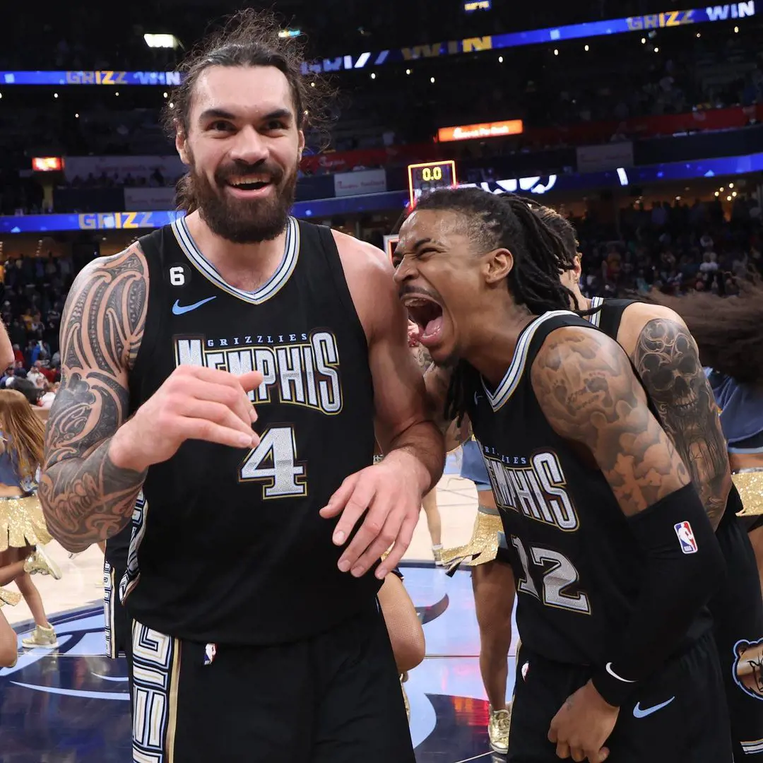 The Memphis Grizzlies players celebrating their 11 consecutive victory in the NBA against the Cavaliers on January 19