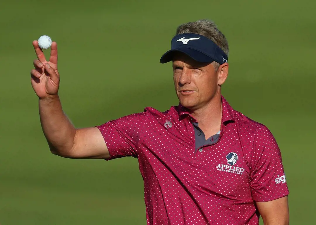 Luke Donald playing golf while wearing the shirt of Applied UW, he is sponsored by the same company as well