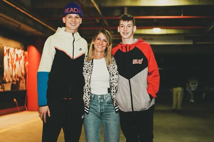 Tyler and his young bro Austin with their mum Jen during 2021 Christmas