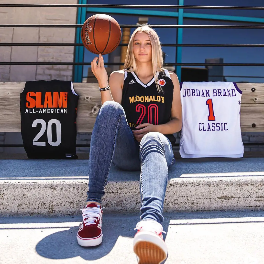 Bueckers sporting her high school recognition during her graduation in 2020