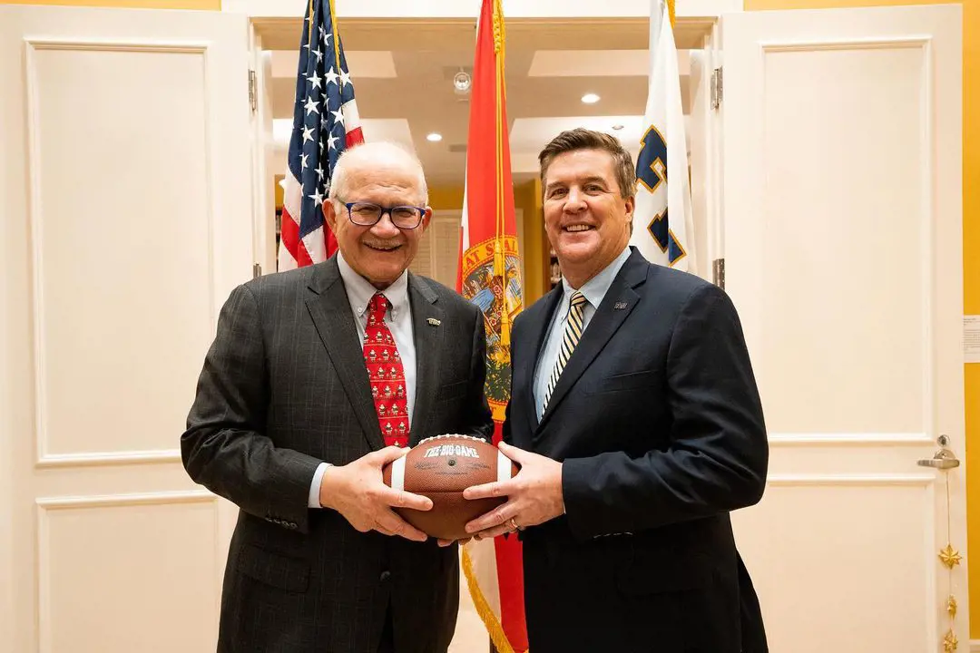 Maclntyre (right) receiving warm welcome from Florida school after accepting the position of head coach of the University in 2023