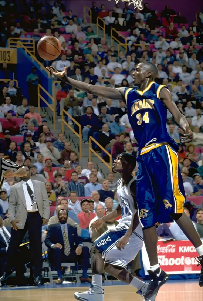 Kevin Garnett playing for Farragut Academy in 1995