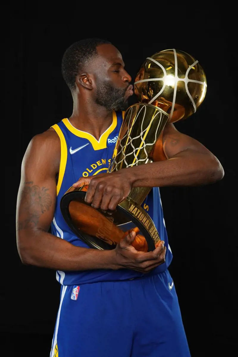 Draymond Green kisses the NBA trophy after the Warriors clinch the championship in 2022.