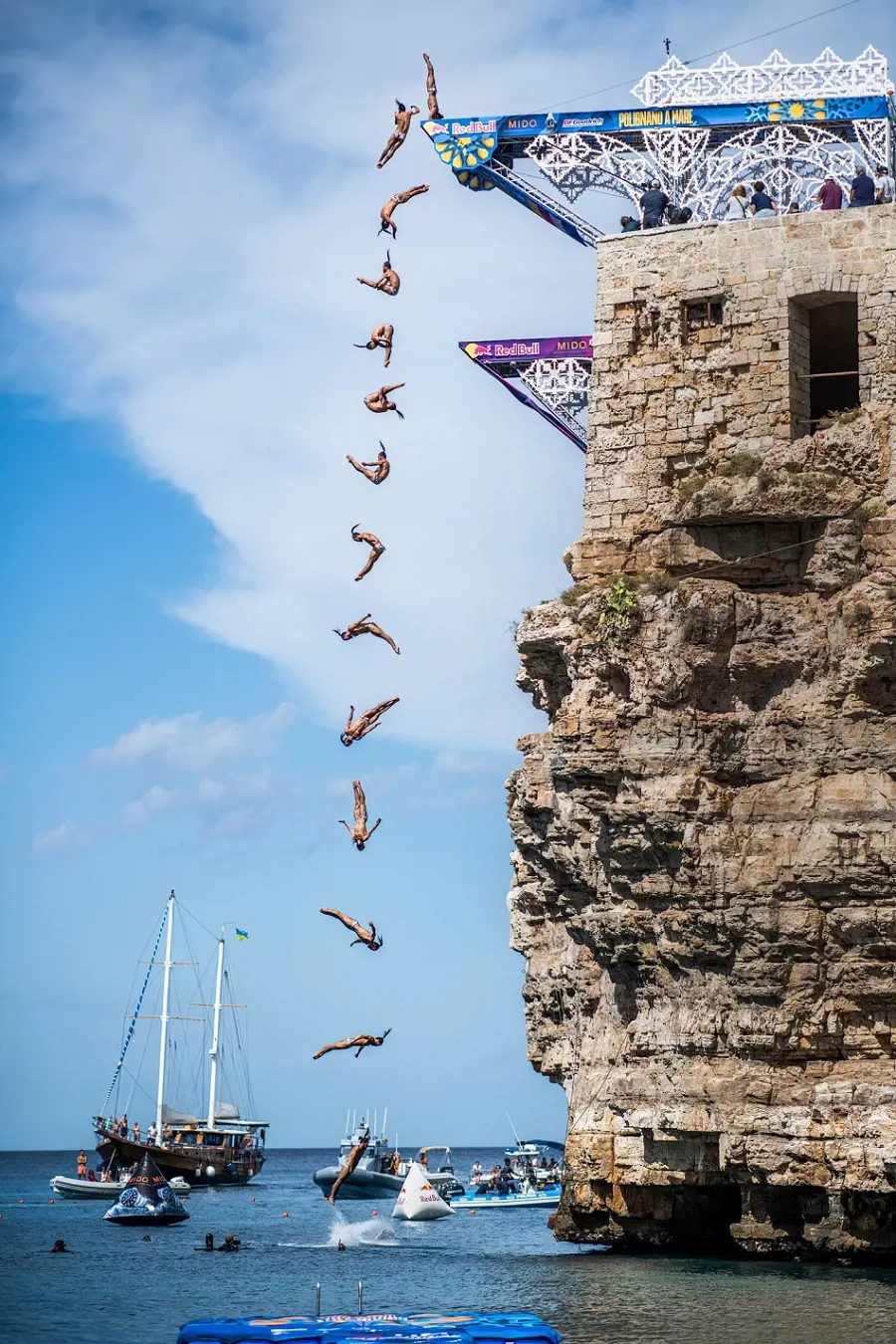 The acrobatic plunge from more than 25 meters completed in just 3 seconds