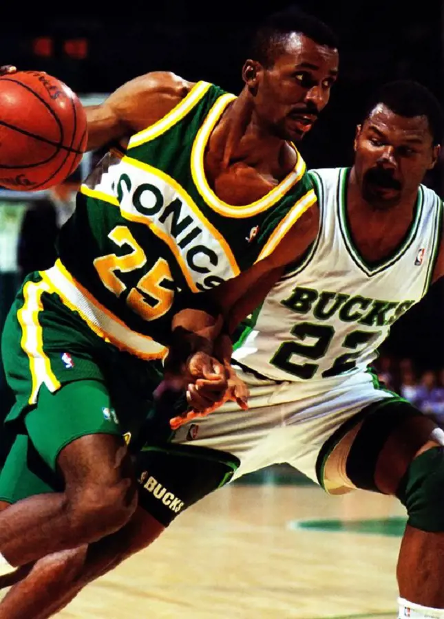 Sonics Ricky Pierce dribbling against the Bucks Eddie Johnson 