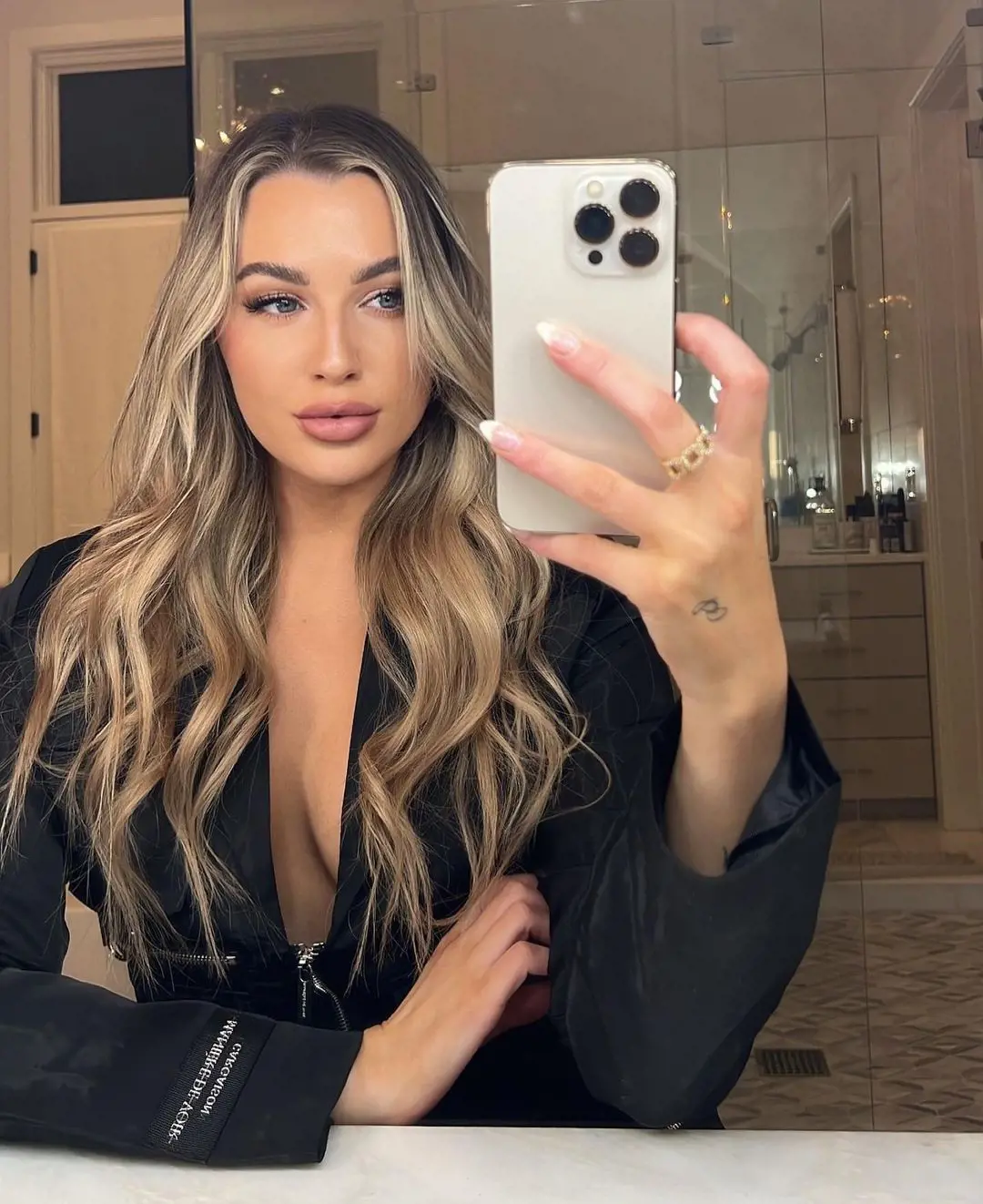 Jessica Bennett looks stunning in the mirror selfie with wavy hair.