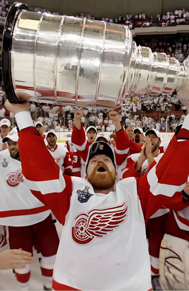 The Red Wings team celebrating the victory at full flow.